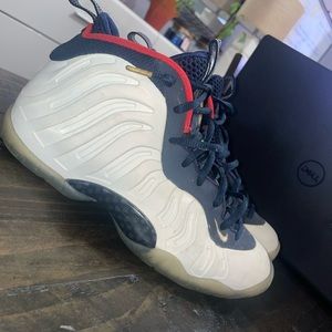 nike foamposite : Obsdn/White-unvrsty Rd-mtllc G